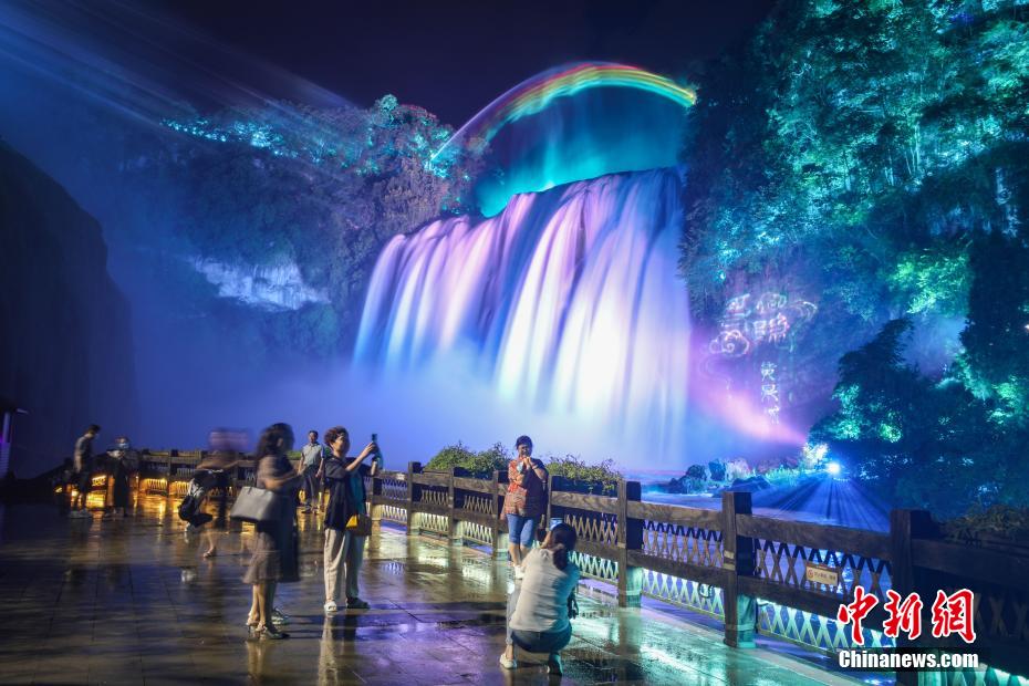 色とりどりの光に照らされる夜の黄果樹瀑布　貴州省