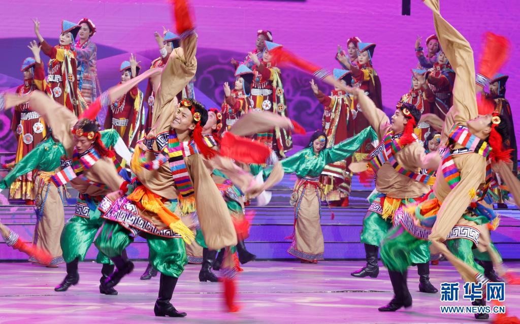 ラサでチベット平和解放70周年祝賀文芸公演「西蔵児女心向党」