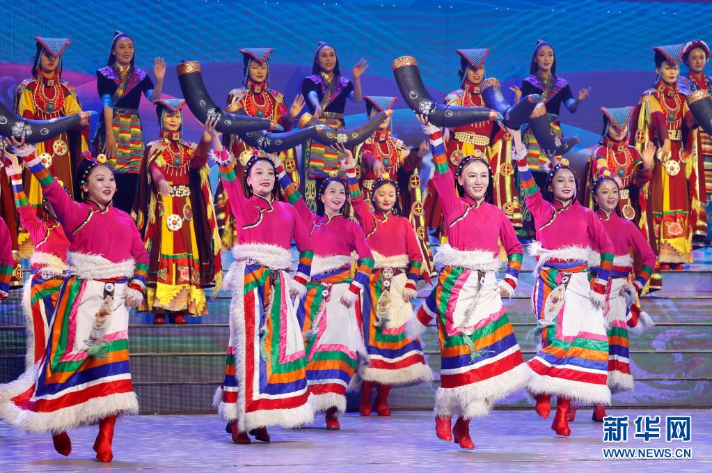 ラサでチベット平和解放70周年祝賀文芸公演「西蔵児女心向党」