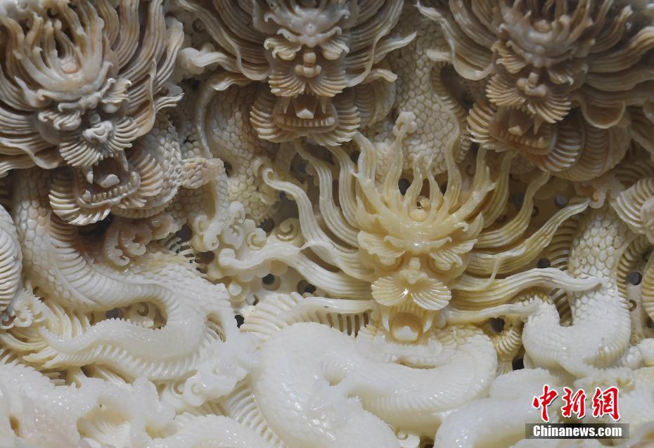 浙江省温市の東海貝雕博物館で展示中の「竜」をテーマとして制作された美しい貝殻細工（8月19日に撮影・王剛）。