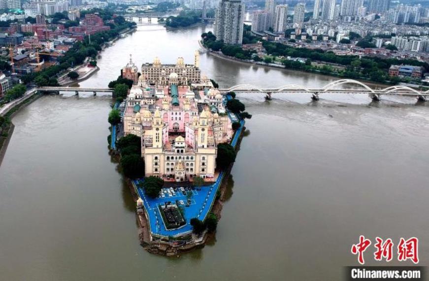 上空から撮影した福建省市街地を流れる閩江に浮かぶ中洲島（撮影・呂明）。