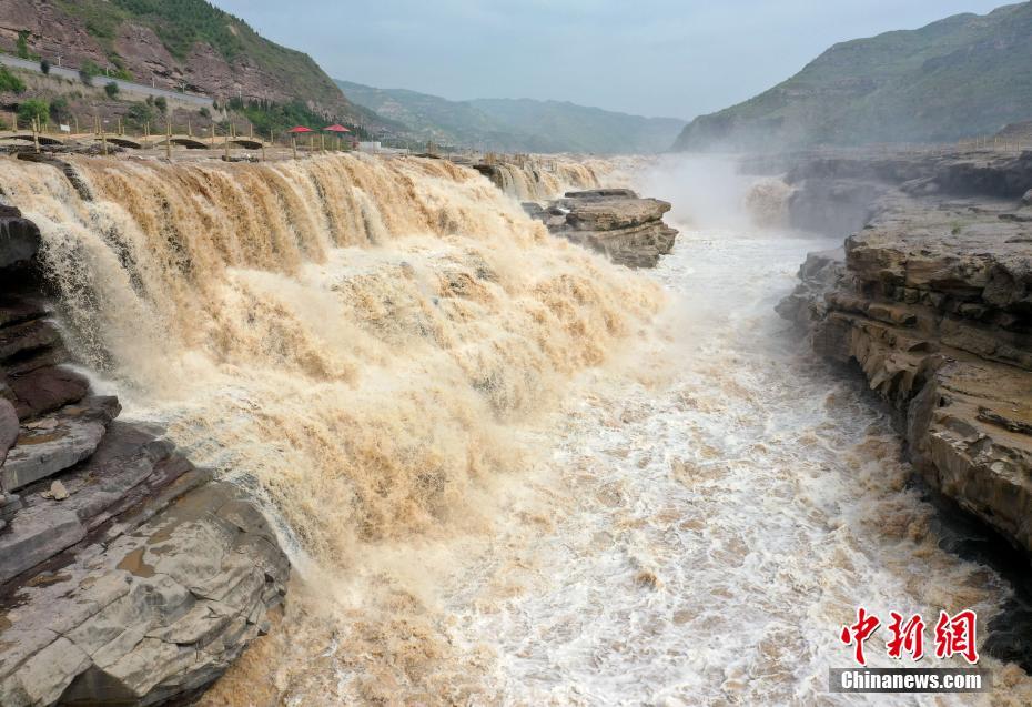 山西省吉県で23日に撮影された轟音と共に大量の水が流れ落ちる黄河壺口瀑布（ドローンで撮影・呂桂明）。