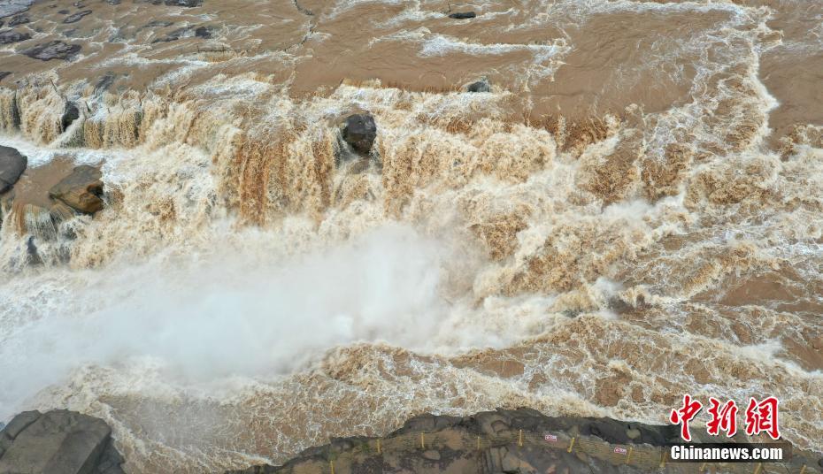 大雨の影響で壺口瀑布に広がる壮大で美しい光景　山西省