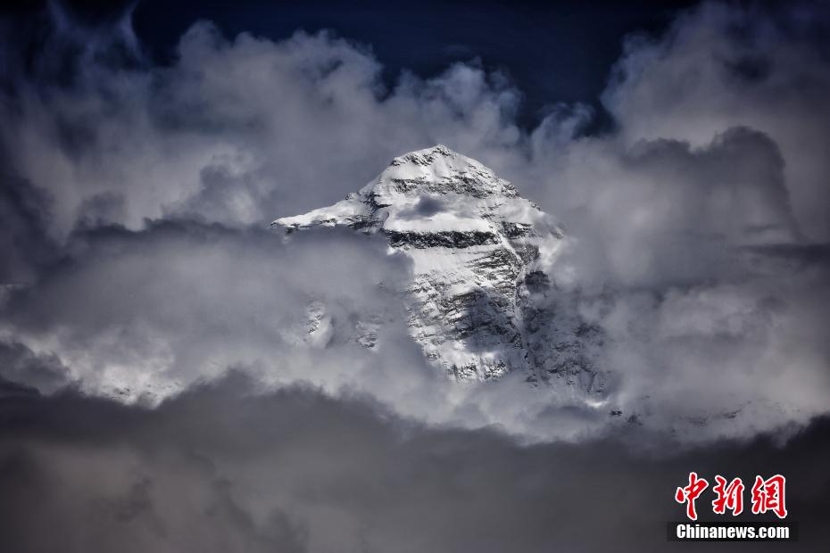 世界最高峰のチョモランマ（エベレスト、撮影・李雪峰）。