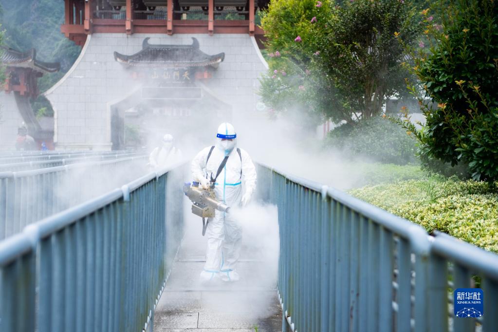 8月26日、湖南省張家界市天門山景勝地で、消毒作業を進める職員。