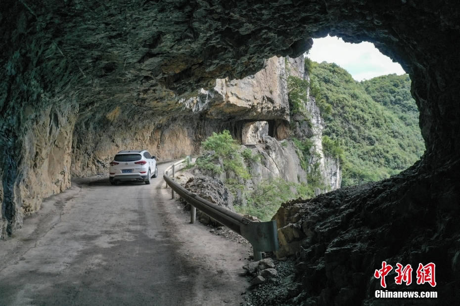 断崖絶壁に沿うように走る「壁挂道路」　貴州省赫章