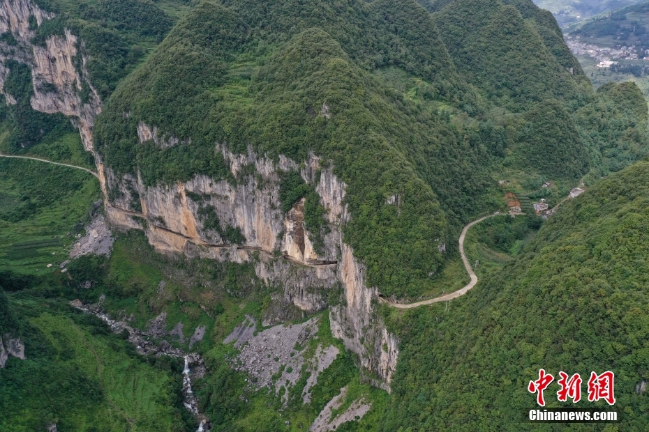 断崖絶壁に沿うように走る「壁挂道路」　貴州省赫章