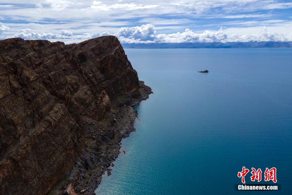 美しい初秋の景色広がるナムツォ湖　チベット