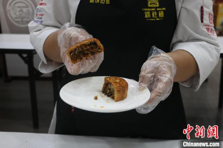 人々の注目集めるユニークな「タニシ麺入り月餅」　広西