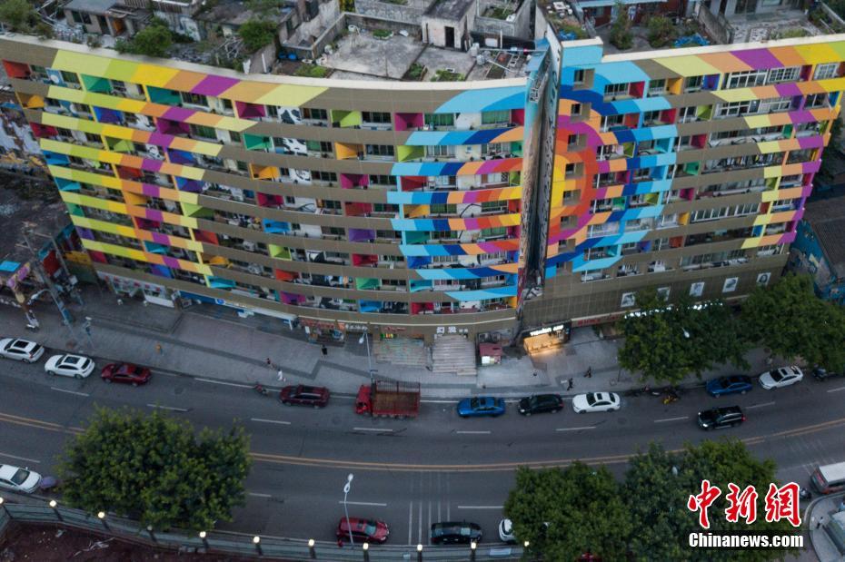 8月30日、上空から撮影した黄桷坪塗鴉芸術街。一部その装いを新たにしている道路沿いの建物（撮影・何蓬磊）。