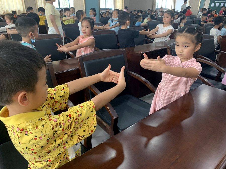 8月30日、江蘇蘇州陽光城実験小学校で新入生におじぎの仕方を教える教師（写真著作権はCFP視覚中国が所有のため転載禁止）。