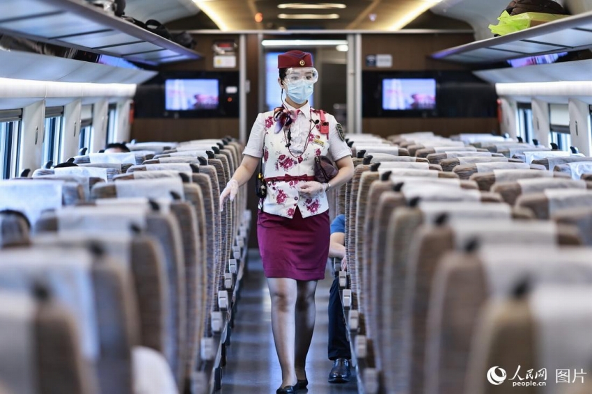プロのダンサーから列車乗務員に転職した女性が見た成都・重慶鉄道の変化