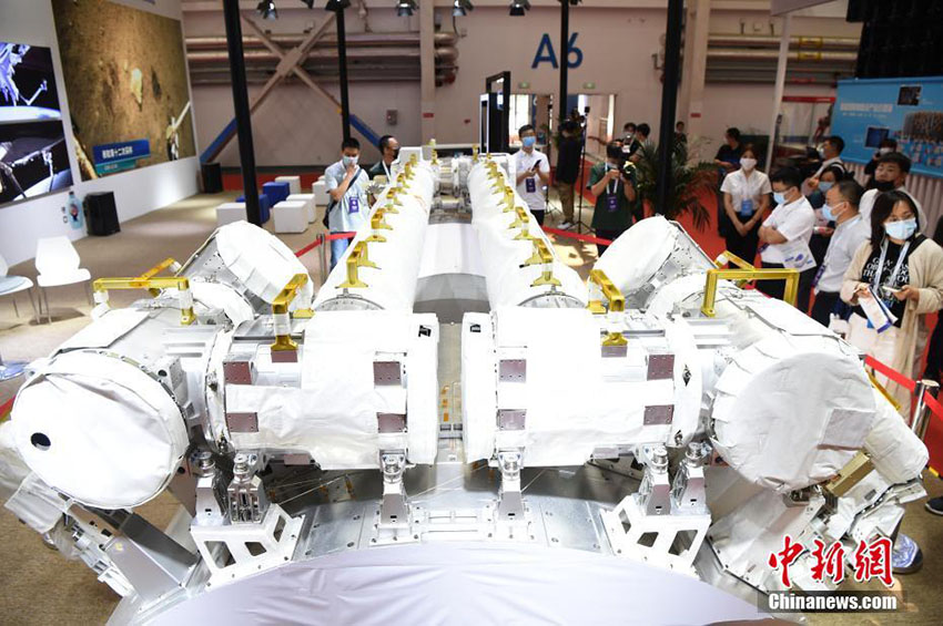 宇宙ステーション大型ロボットアームが世界ロボット大会に登場