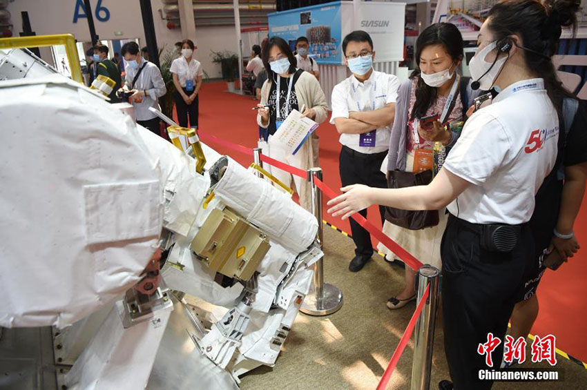 宇宙ステーション大型ロボットアームが世界ロボット大会に登場