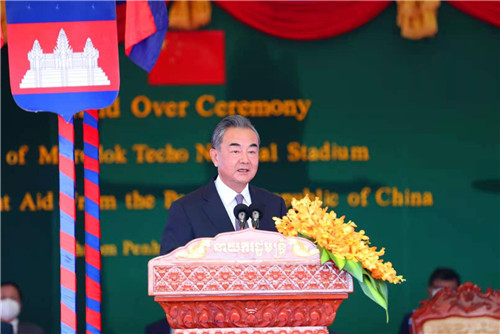 中国とカンボジアがスタジアム引渡式　王毅部長「両国親善の新たなランドマークに」