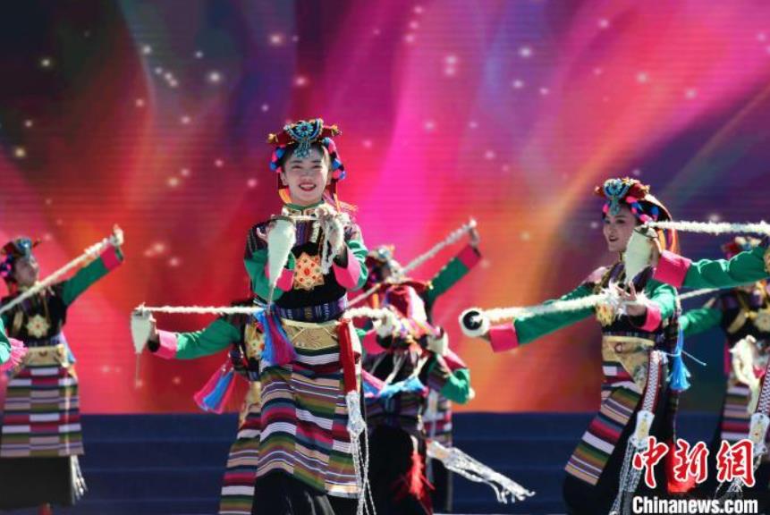 2021年「雅礱文化フェスティバル」開幕式で、踊り「夢を織る」を披露するダンサー（撮影・貢嘎来松）。