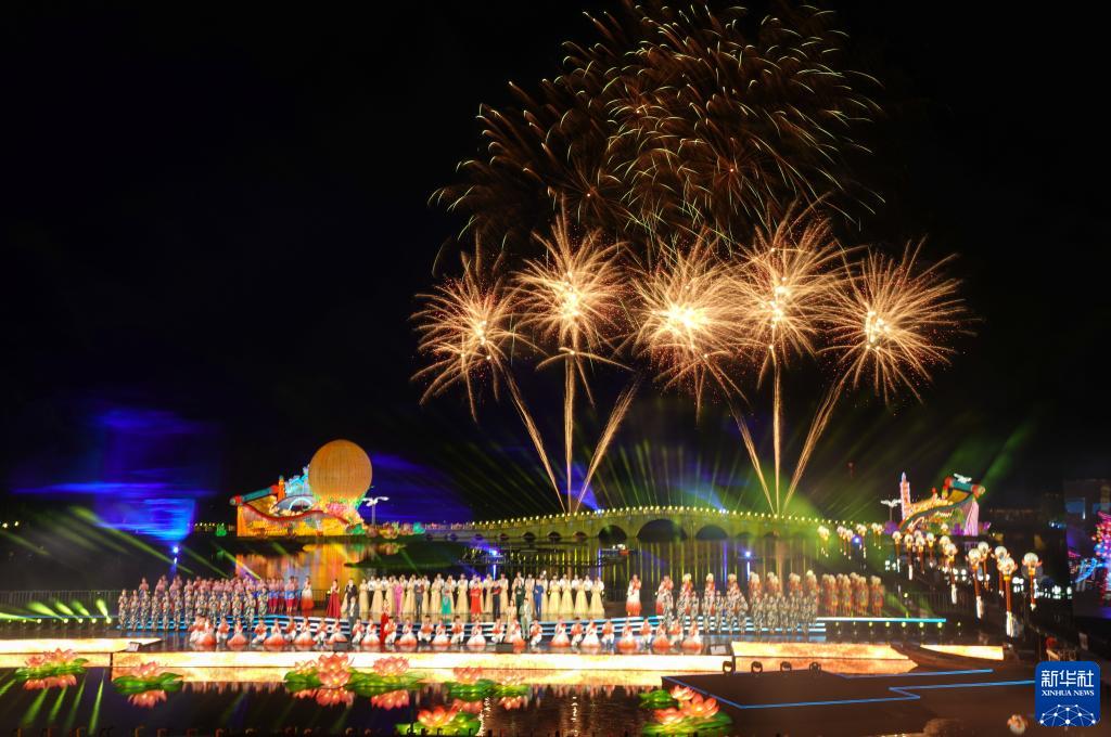 9月16日、ライトアップセレモニーで行われた花火ショー「灯りの中の中国」（撮影・楊磊）。
