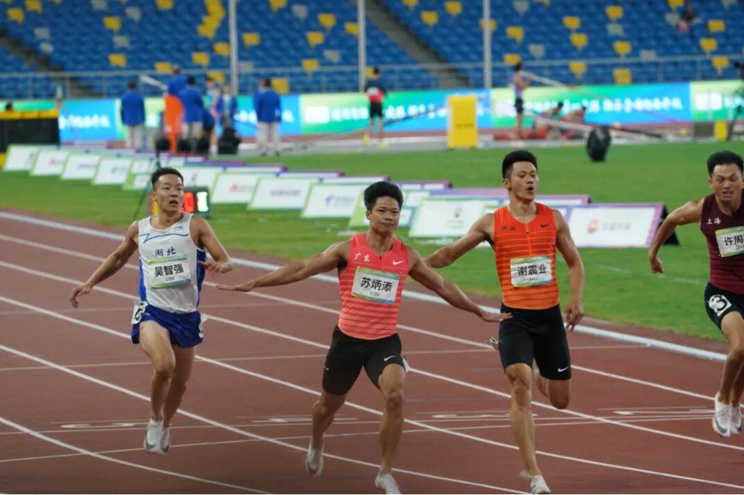陸上男子100メートルで蘇炳添選手が9秒95で優勝　中国全国運動会