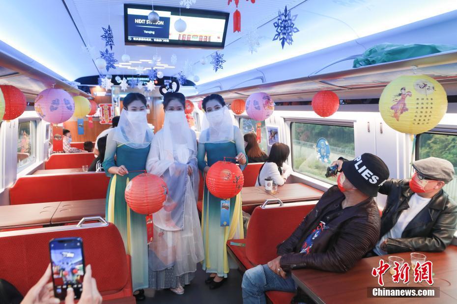 「嫦娥」に扮して乗客と中秋節祝う京張高速鉄道の乗務員たち