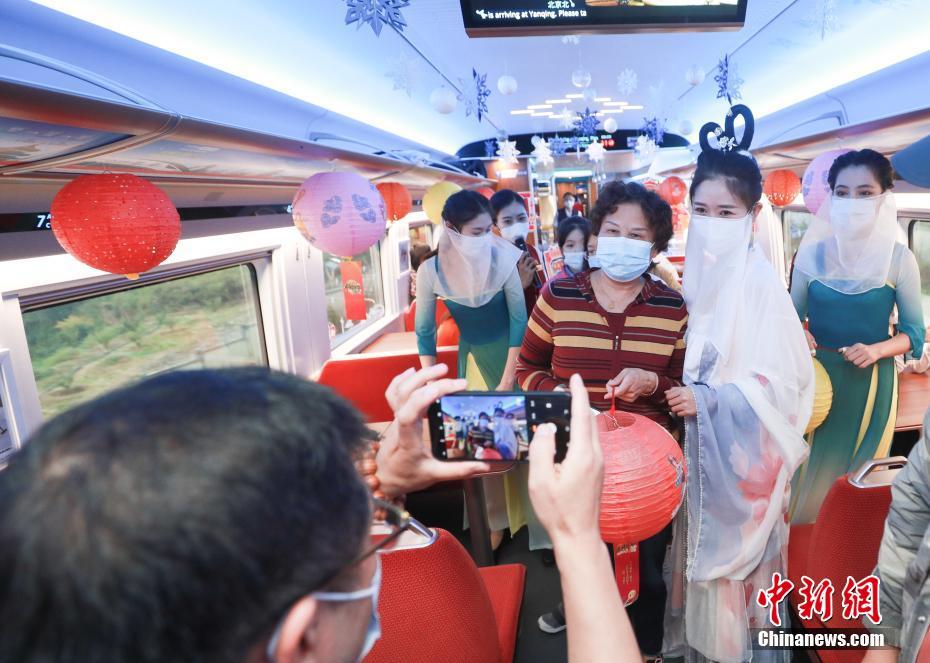 「嫦娥」に扮して乗客と中秋節祝う京張高速鉄道の乗務員たち