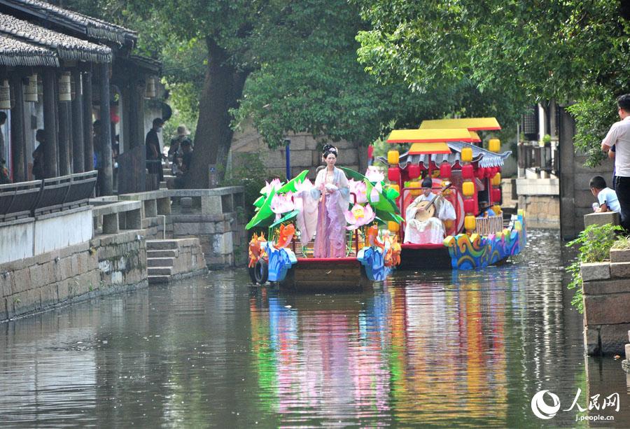 観光客に伝統的な中秋節の祝福を贈る「嫦娥」（写真著作権はCFP視覚中国が所有のため転載禁止）。