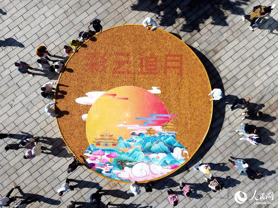 月餅1万個で制作された「彩雲追月」（写真著作権はCFP視覚中国が所有のため転載禁止）。