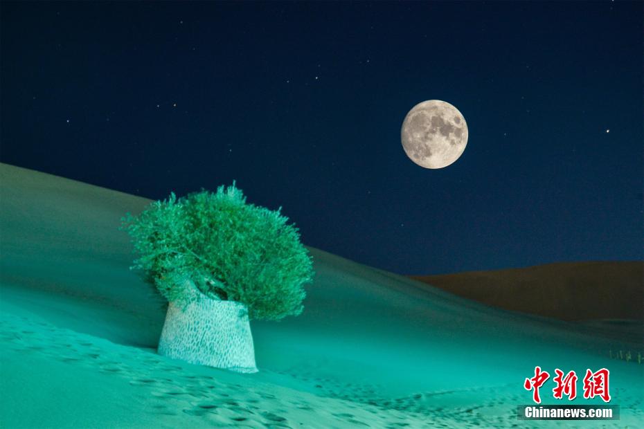 砂漠を明るく照らすスーパームーン　甘粛省敦煌