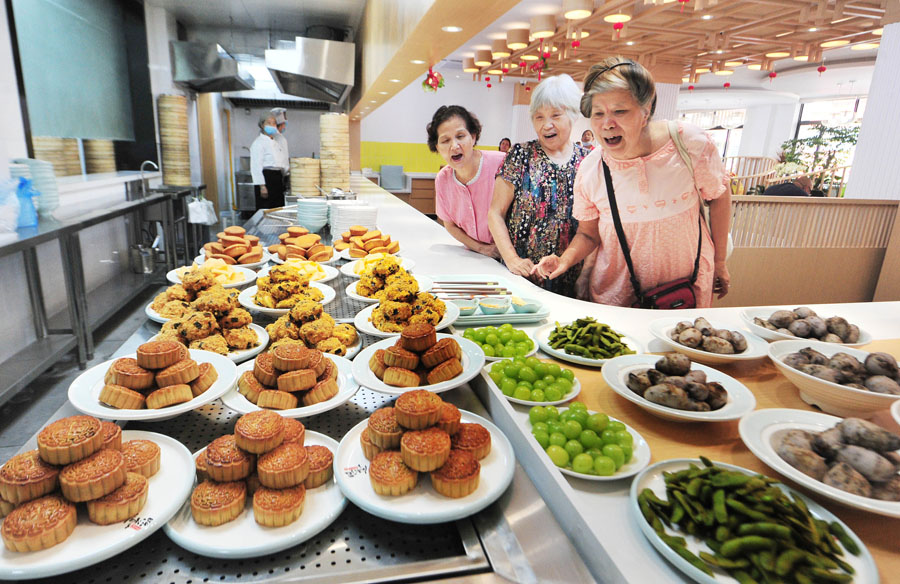 9月21日、上海市のコミュニティ「幸福食堂」に食事をしに来た高齢者（写真著作権はCFP視覚中国が所有のため転載禁止）