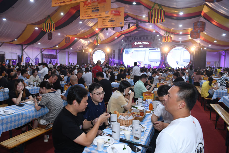 9月23日夜、江蘇省太倉市で開幕した「2021年『ファンタスティック・オクトーバーフェスト』・第1回太倉ビール祭り」（写真著作権はCFP視覚中国が所有のため転載禁止）。