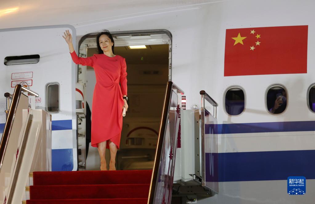中国政府のチャーター機で9月25日夜に広東省深セン宝安国際空港に到着したファーウェイの孟晩舟氏（撮影・金立旺）。