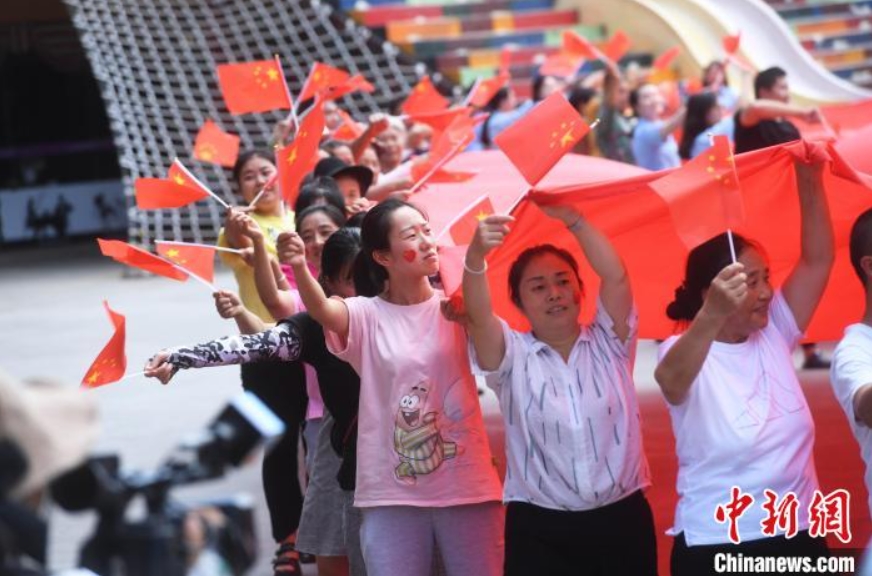 国慶節を祝賀する大型国旗掲揚フラッシュモブイベント　重慶