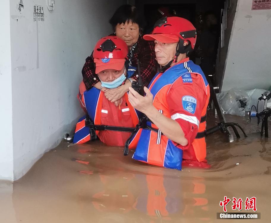 河南省葉県で豪雨　被災者が一時避難