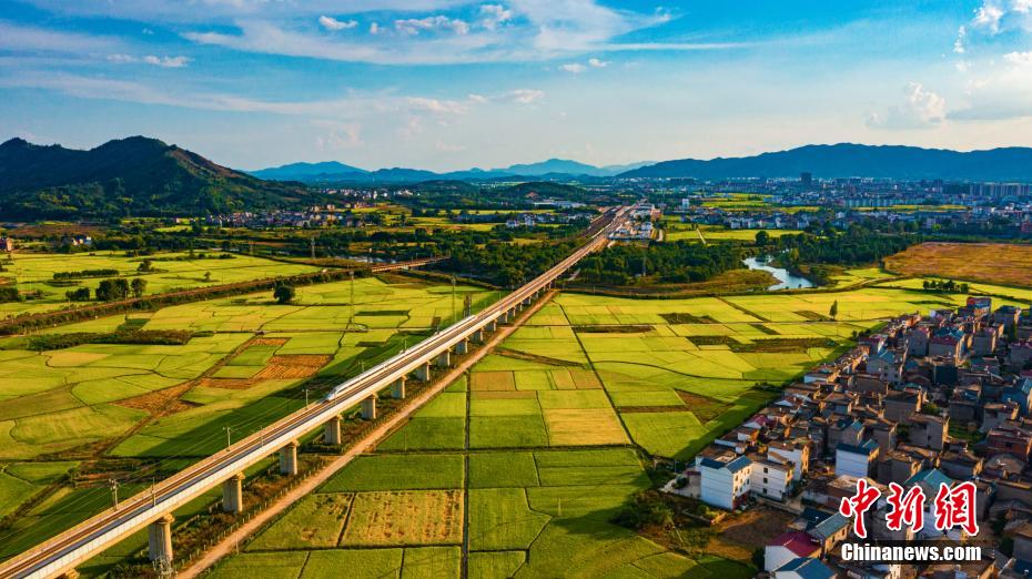 上空から撮影した郷村の田園風景　江西省峡江