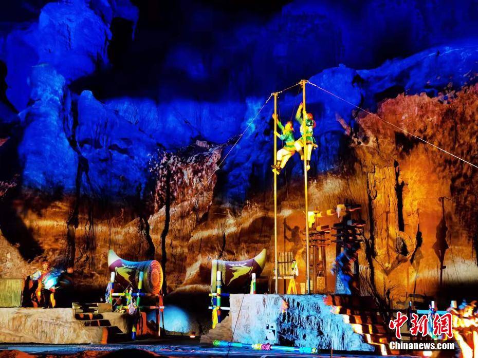 張掖七彩丹霞でユグル族の独特な文化を表現する光のショー　甘粛省