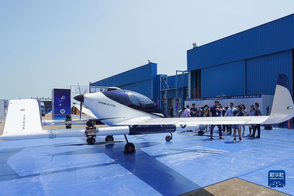 自動操縦有人航空機を公開　広東省珠海