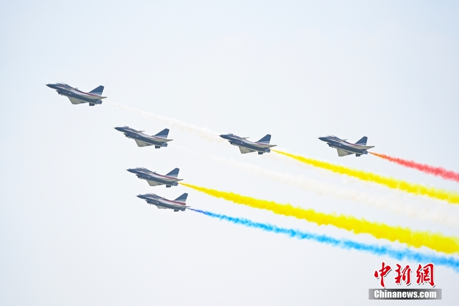開幕初日の28日、素晴らしいパフォーマンスを披露した中国空軍「八一」アクロバット飛行隊（撮影・陳驥旻）。