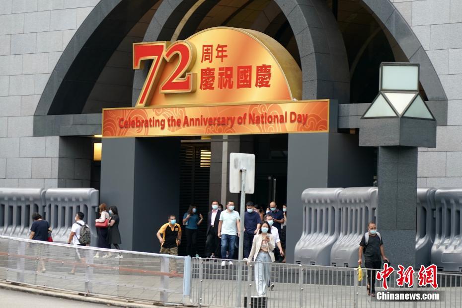 入り口の飾りつけを一新した香港地区中環（セントラル）にある銀行（撮影・張煒）。