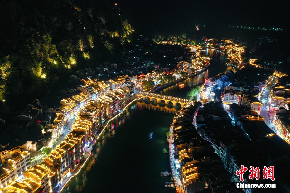 9月28日夜、上空から撮影した貴州鎮遠古城の夜景（撮影・瞿宏倫）。