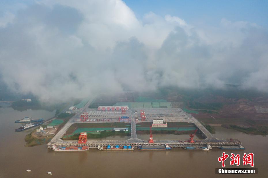 上空から撮影した、長江上流初の1万トン級埠頭「重慶新生港」（撮影・何蓬磊）。