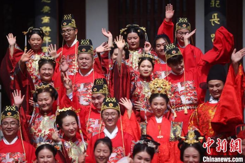 江蘇省徐州で伝統衣装の漢服姿で愛を誓う漢服合同結婚式