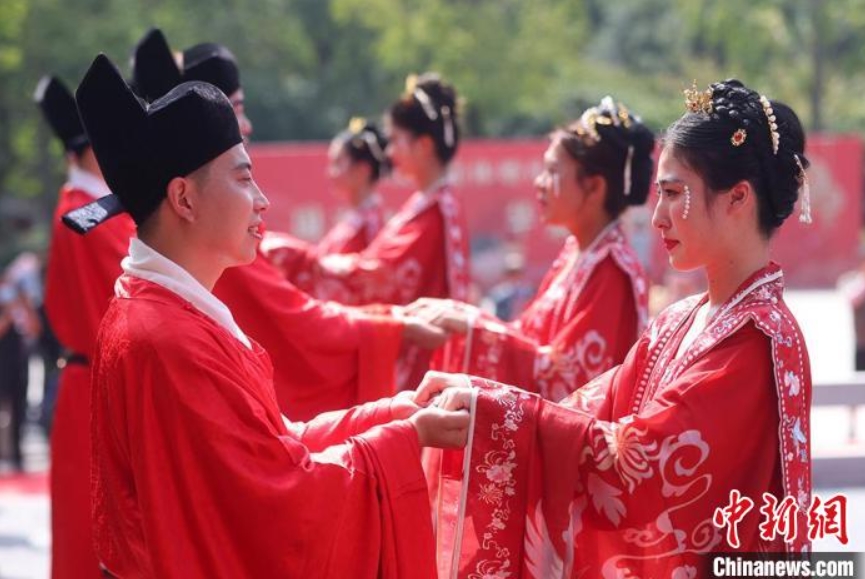 江蘇省徐州で伝統衣装の漢服姿で愛を誓う漢服合同結婚式