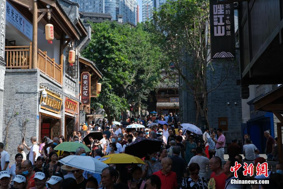 重慶の十八梯伝統風貌区の再公開初日　詰めかける観光客