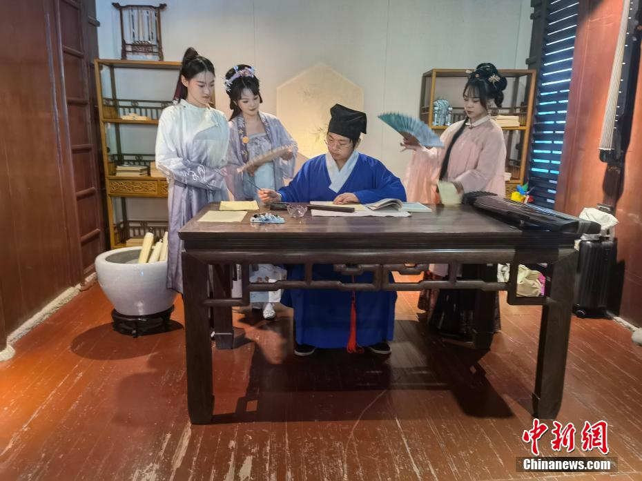 アジア現存最古の図書館で没入型の漢服ショー 浙江省