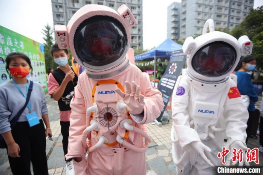 新入生を迎えるのはピンク色の宇宙飛行士？　江蘇省の南京航空航天大学