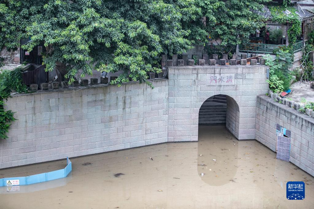 嘉陵江の洪水が重慶中心部を無事通過