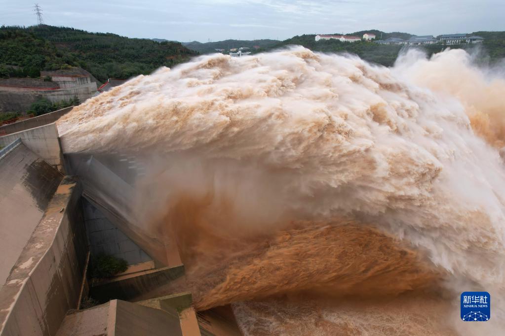 10月10日、放水する黄河小浪底ダム（撮影・劉詩平）。