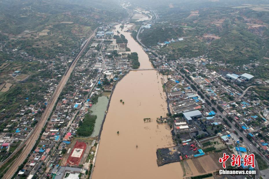 10月10日、山西省普中市管轄下の介休市義棠鎮で、上昇した汾河の水位（ドローンによる撮影・韋亮）。