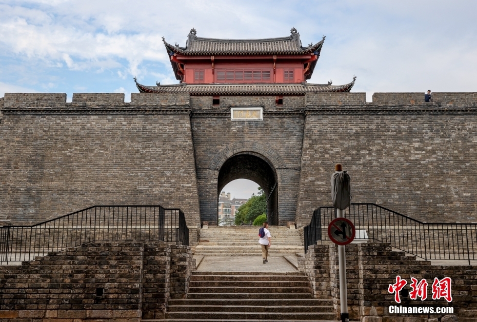 10月9日、湖北省武漢市の武昌起義門を見学する観光客（撮影・張暢）。