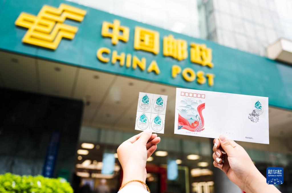 10月11日、雲南省昆明市にある郵便局で、COP15特別記念切手と販売初日の消印が押された封筒（撮影・王冠森）。