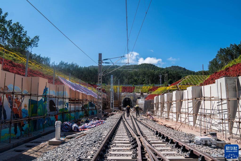 中国ラオス鉄道全線でレール敷設が完了